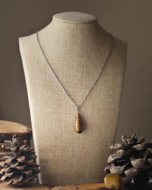 Pendentif OEil de Tigre goutte sur rondelle de bois avec pomme de pin et pierre polie