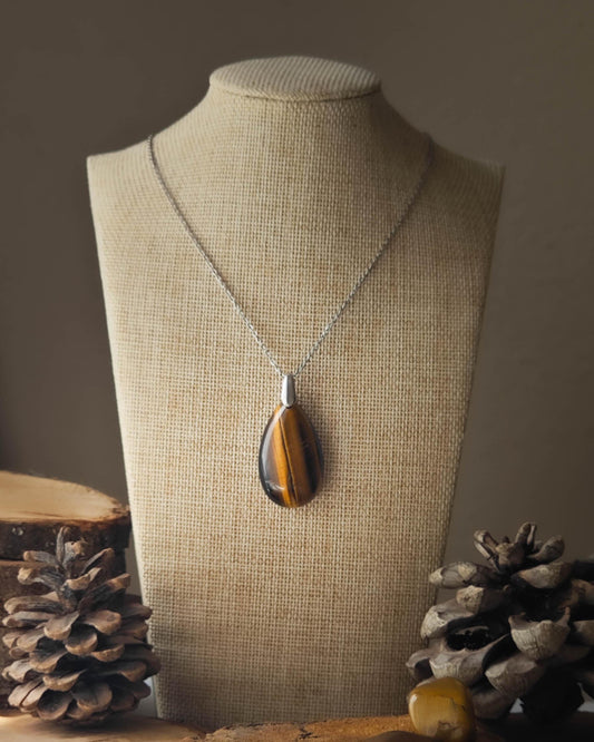 Pendentif OEil de Tigre goutte sur rondelle de bois avec pomme de pin et pierre polie