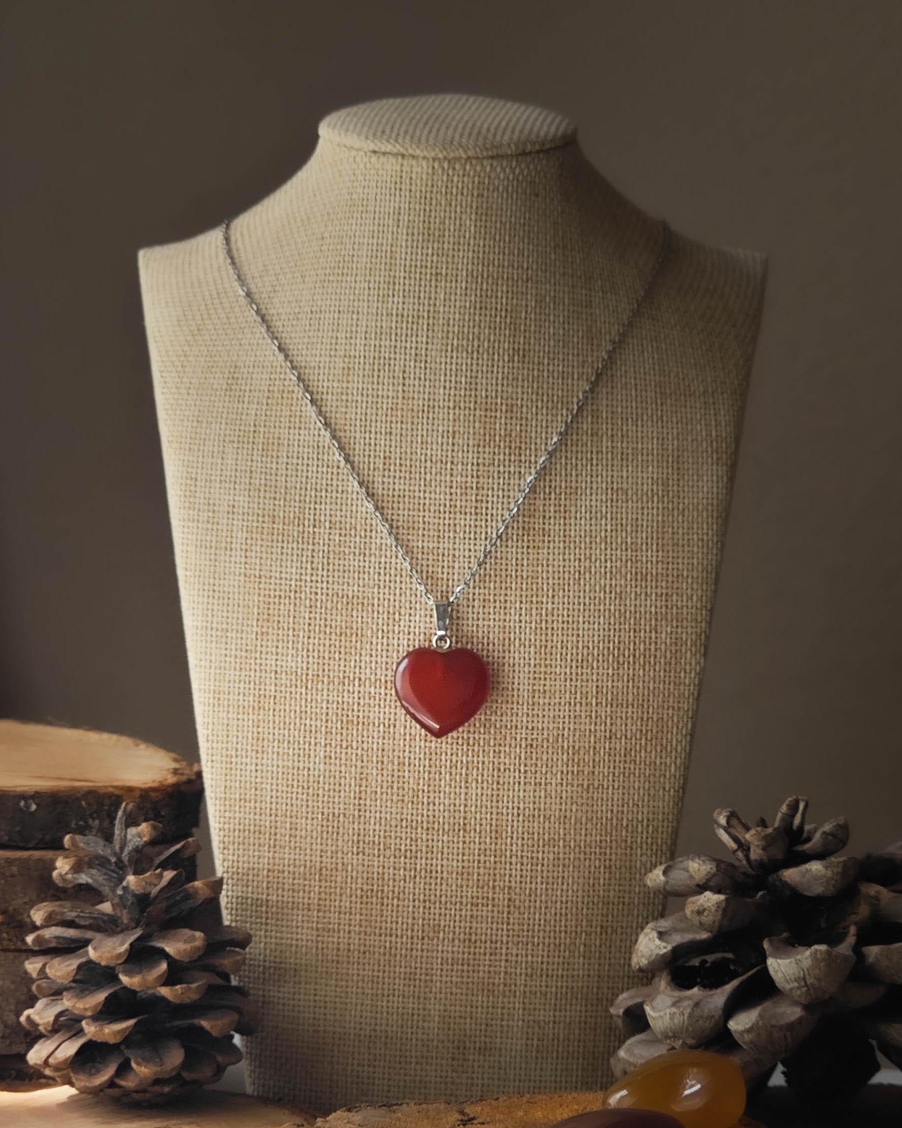 Pendentif Cornaline forme de cœur sur rondelle de bois avec pomme de pin et pierre polie