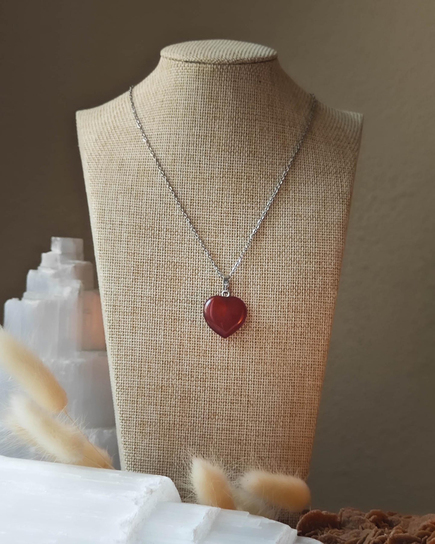 Pendentif Cornaline forme de cœur sur roche plate avec pierres et épis blancs