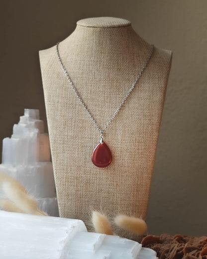 Pendentif Cornaline forme goutte sur roche plate avec pierres et épis blancs