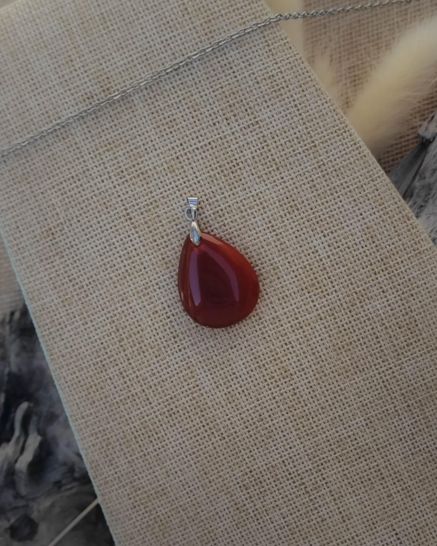 Vue de dessus du pendentif Cornaline forme goutte avec attache en acier inoxydable