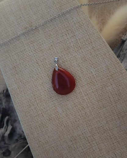 Vue de dessus du pendentif Cornaline forme goutte avec attache en acier inoxydable