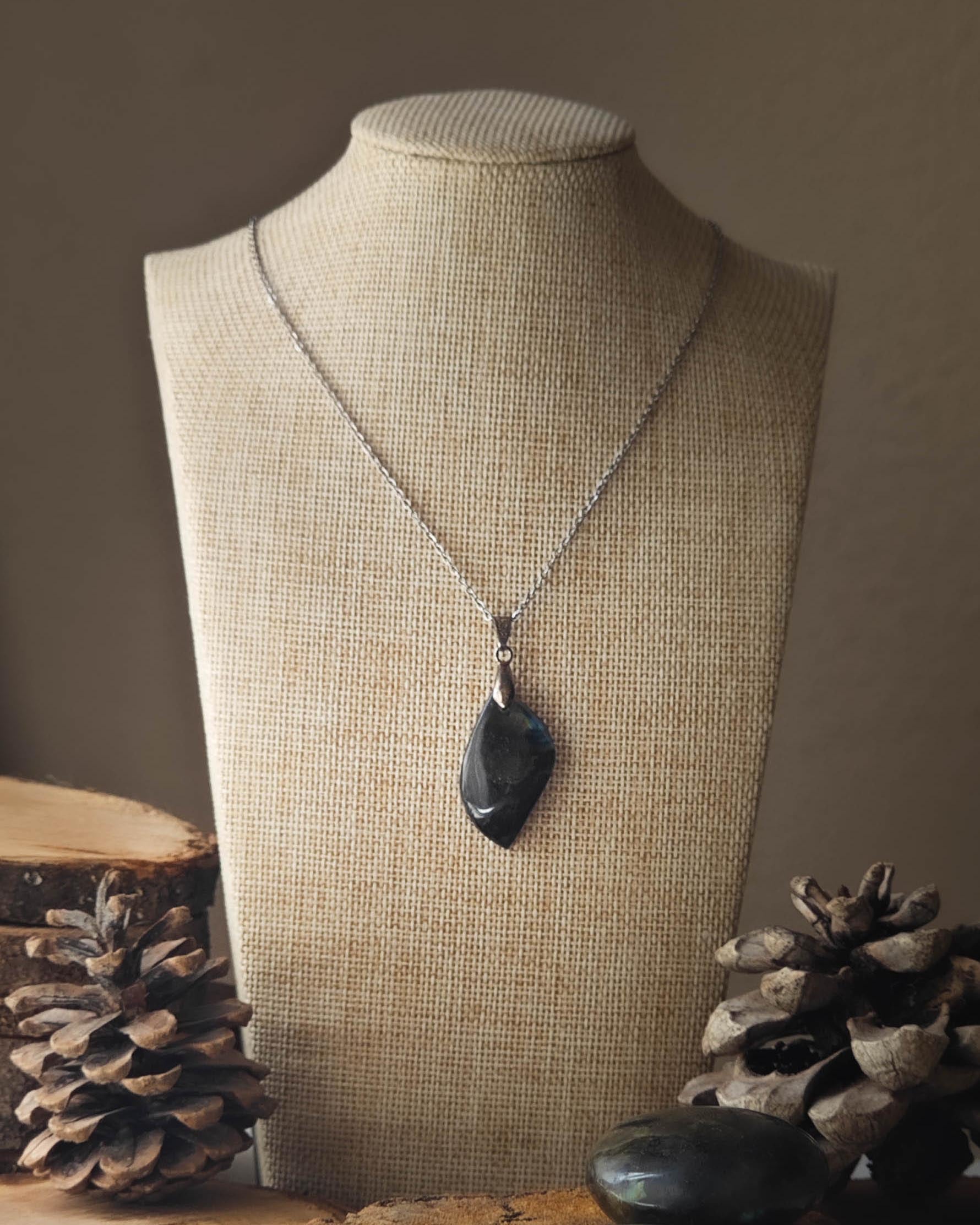 Pendentif Labradorite pierre roulée sur rondelle de bois avec pomme de pin et pierre polie