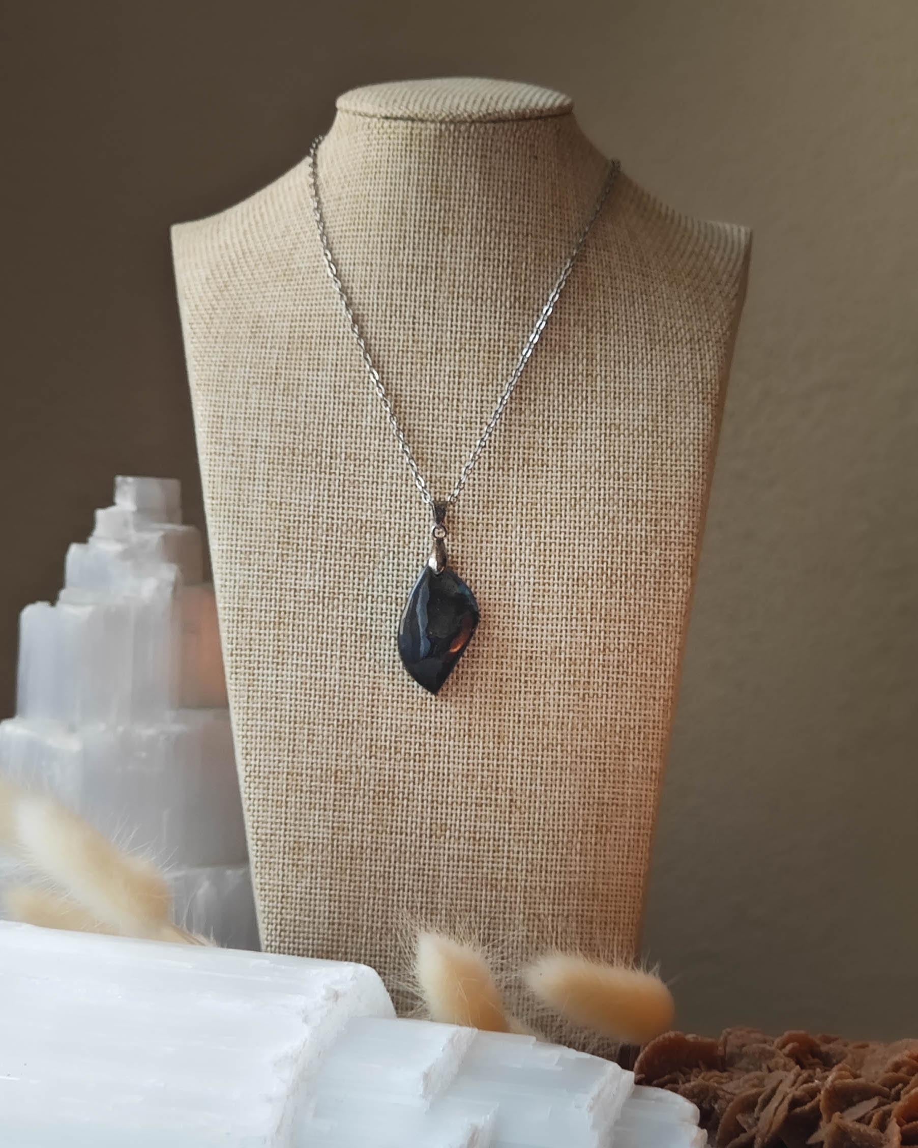 Pendentif Labradorite pierre roulée sur roche plate avec pierres et épis blancs