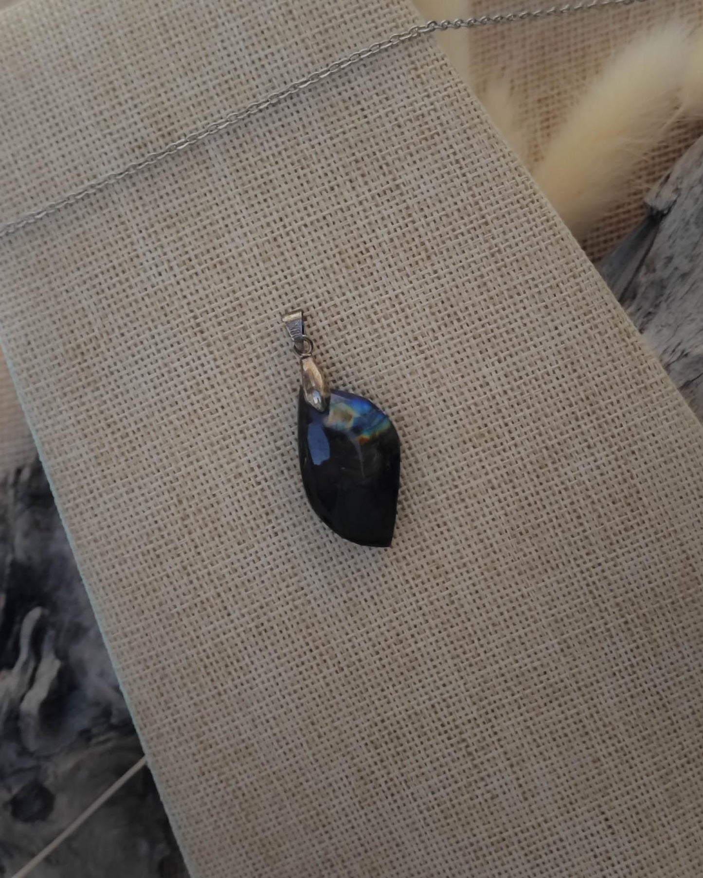 Vue de dessus du pendentif Labradorite pierre roulée mettant en valeur la pierre et l’attache en acier inoxydable