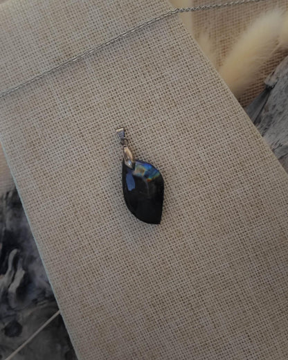 Vue de dessus du pendentif Labradorite pierre roulée mettant en valeur la pierre et l’attache en acier inoxydable