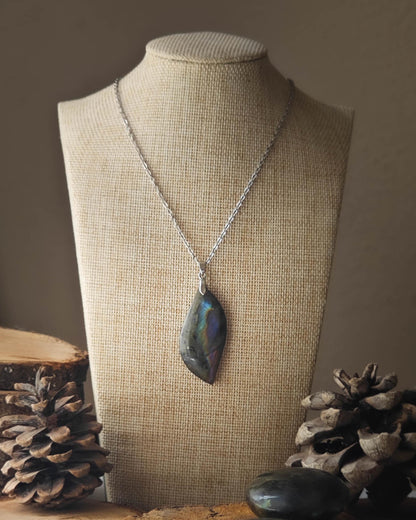 Pendentif Labradorite pierre roulée sur rondelle de bois avec pomme de pin et pierre polie