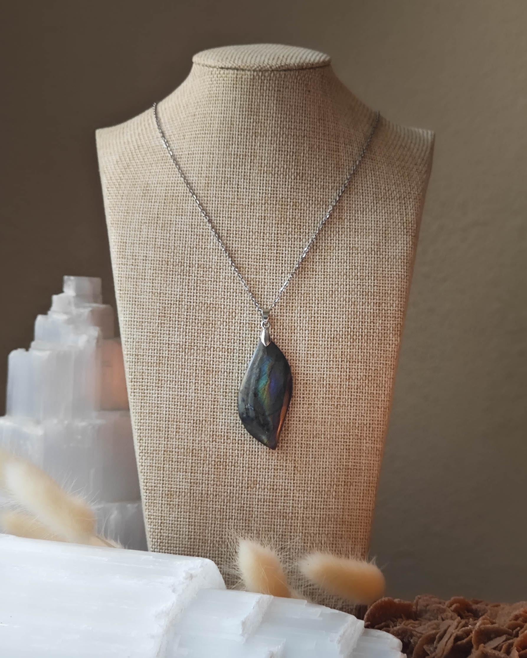 Pendentif Labradorite pierre roulée sur roche plate avec pierres et épis blancs