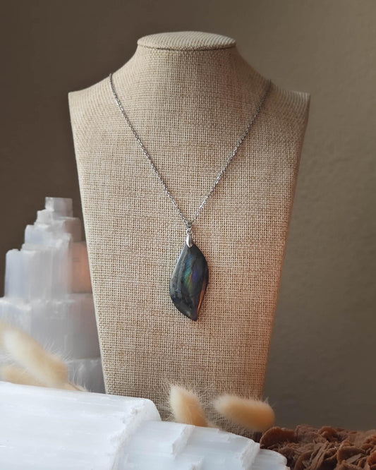 Pendentif Labradorite pierre roulée sur roche plate avec pierres et épis blancs