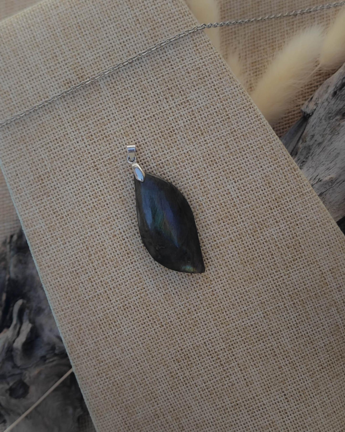 Vue de dessus du pendentif Labradorite pierre roulée mettant en valeur la pierre et l’attache en acier inoxydable