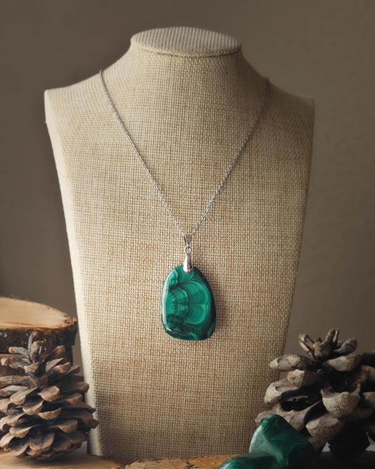 Pendentif Malachite pierre roulée sur rondelle de bois avec pomme de pin et pierre polie