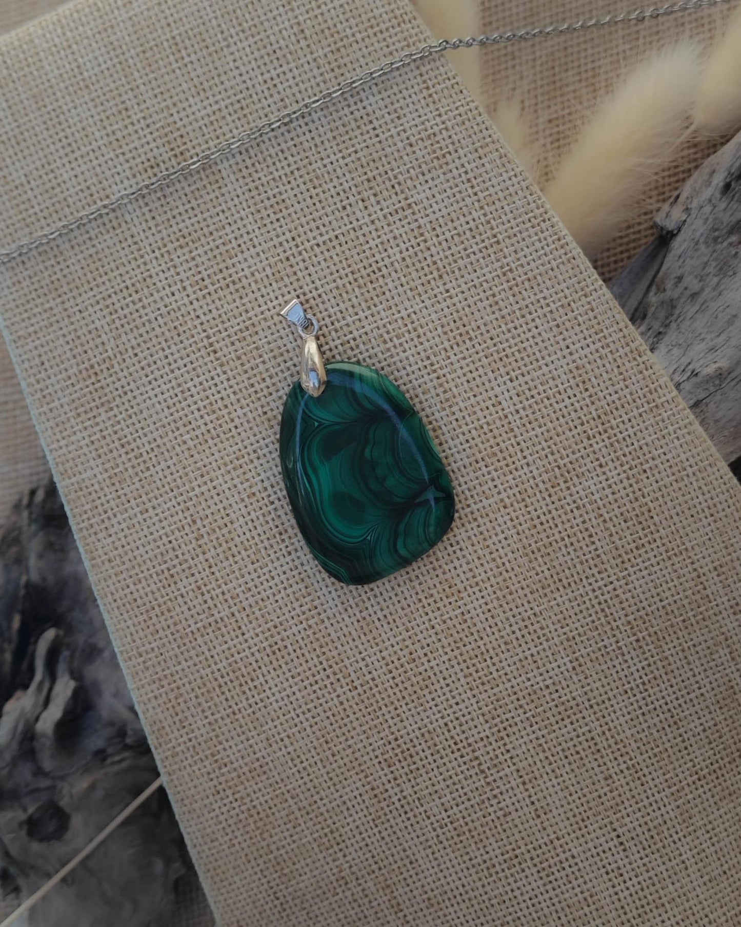 Vue de dessus du pendentif Malachite pierre roulée avec attache en acier inoxydable