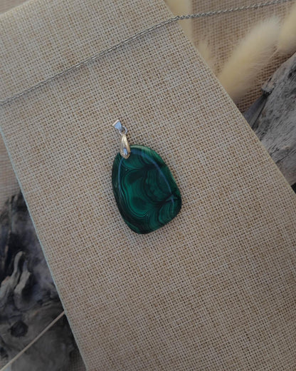 Vue de dessus du pendentif Malachite pierre roulée avec attache en acier inoxydable