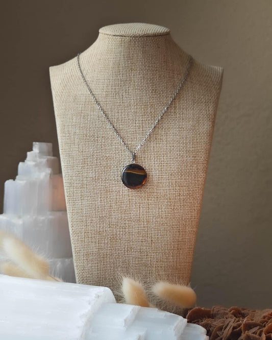 Pendentif OEil de Tigre cercle sur roche plate avec pierres et épis blancs