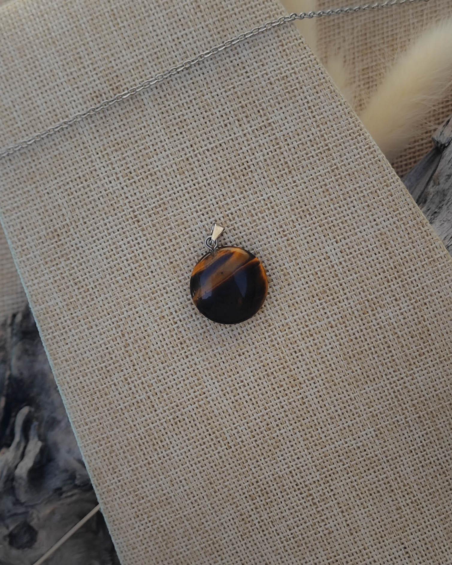 Vue de dessus du pendentif OEil de Tigre cercle avec attache en acier inoxydable