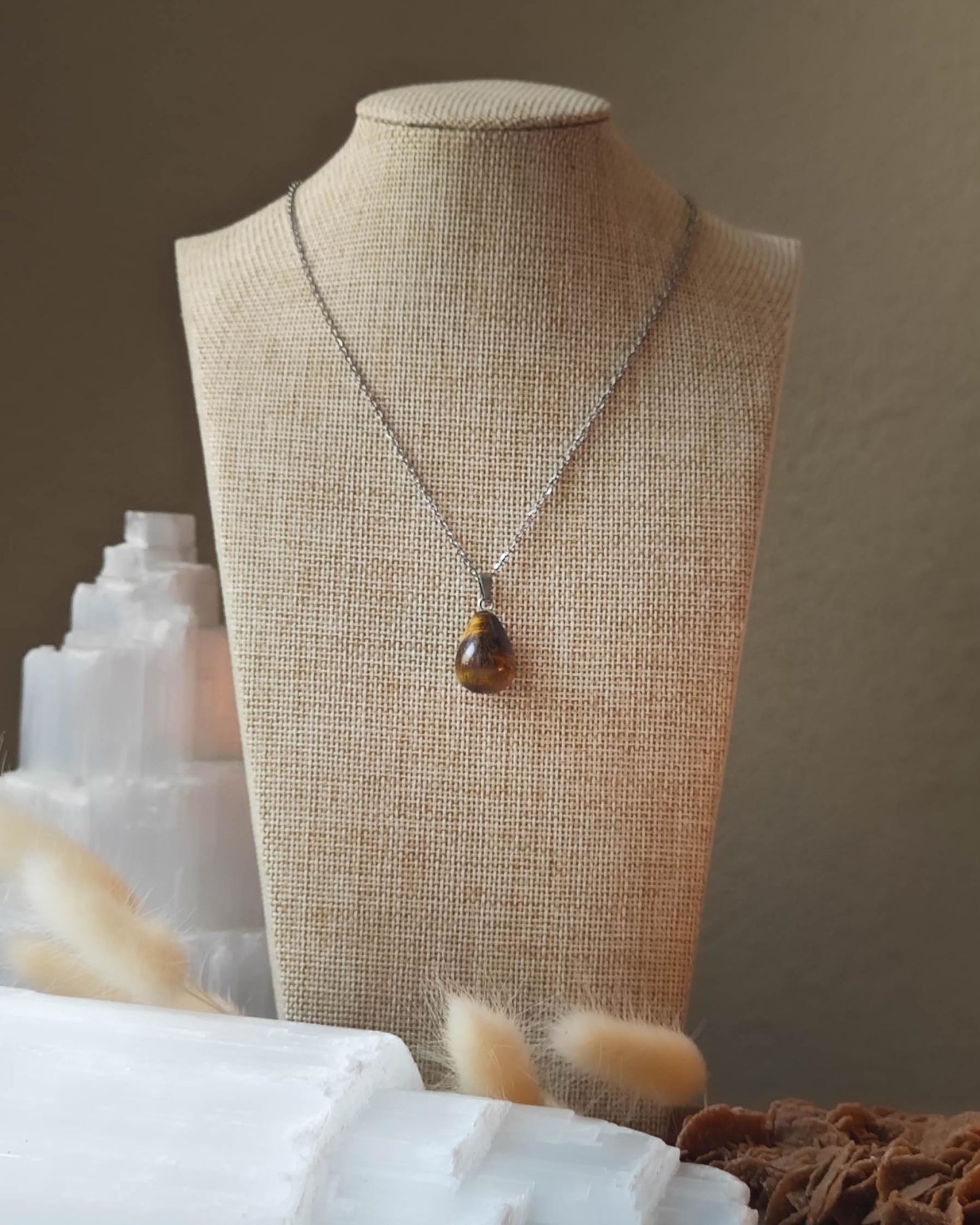 Pendentif OEil de Tigre goutte sur roche plate avec pierres et épis blancs