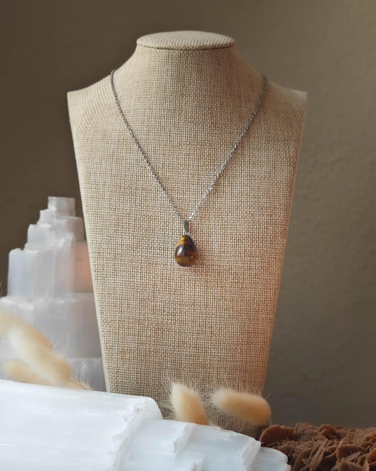 Pendentif OEil de Tigre goutte sur roche plate avec pierres et épis blancs