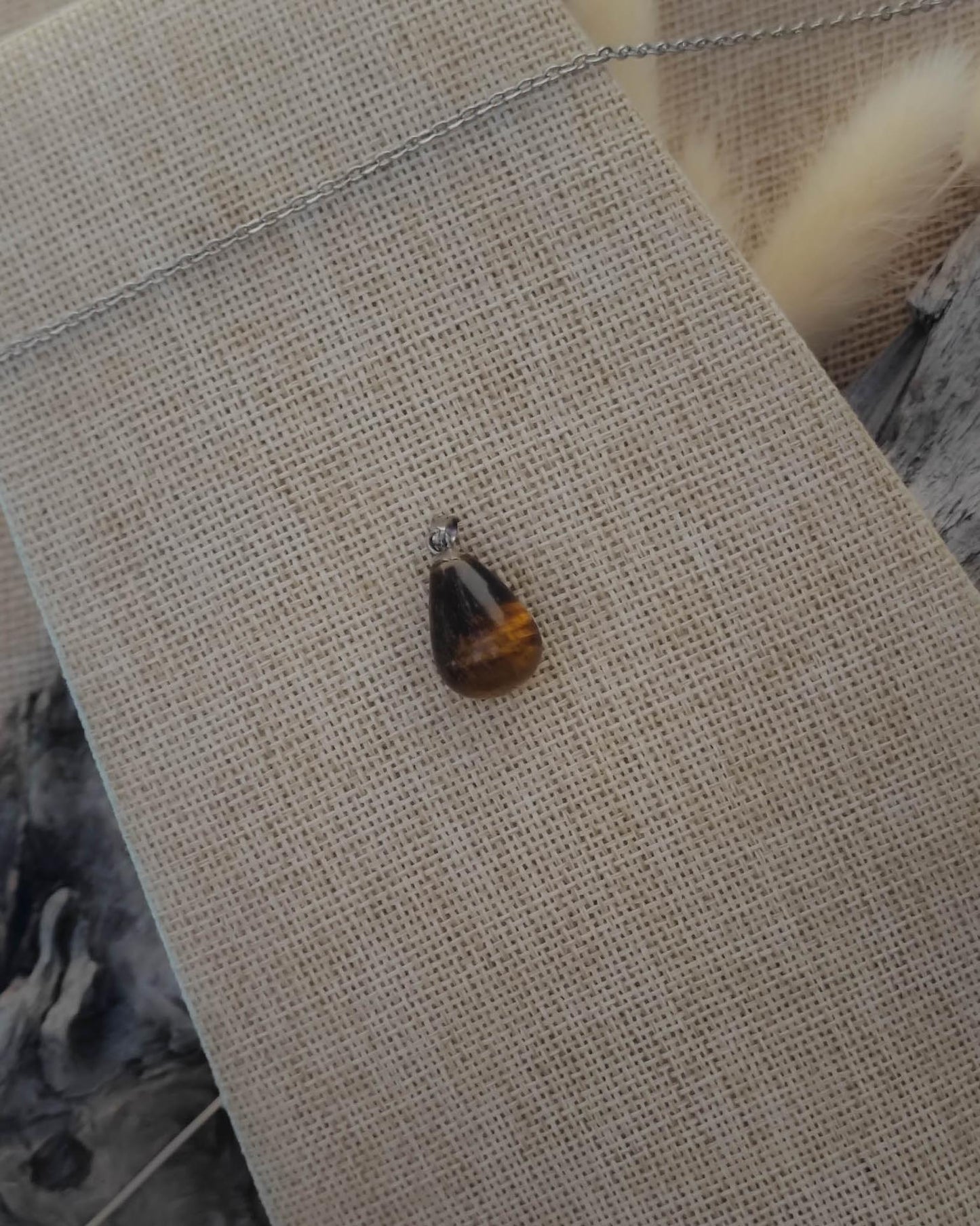 Vue de dessus du pendentif OEil de Tigre goutte avec attache en acier inoxydable