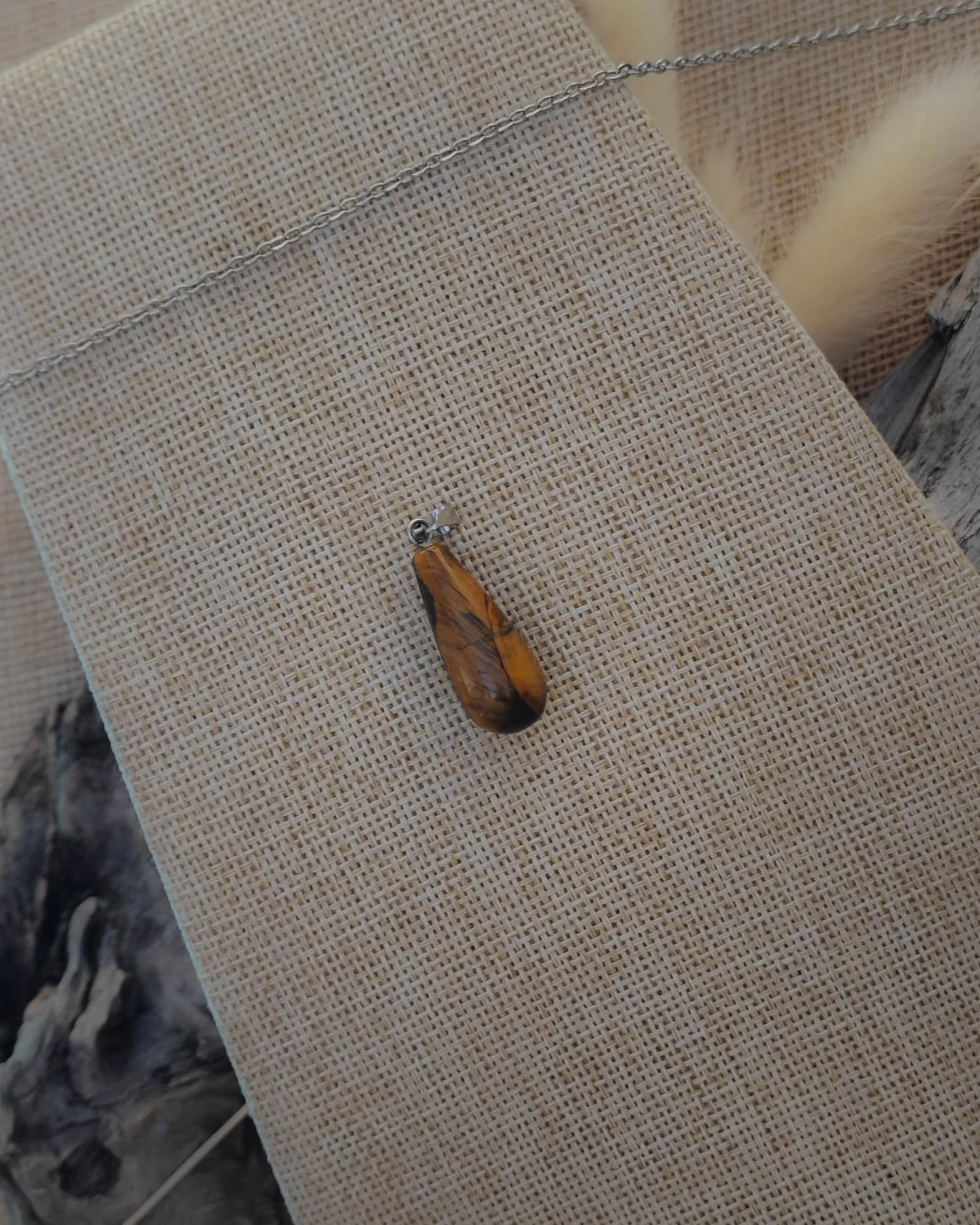 Vue de dessus du pendentif OEil de Tigre goutte avec attache en acier inoxydable