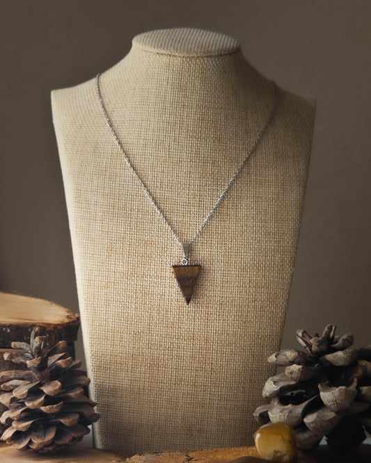 Pendentif OEil de Tigre triangle sur rondelle de bois avec pomme de pin et pierre polie