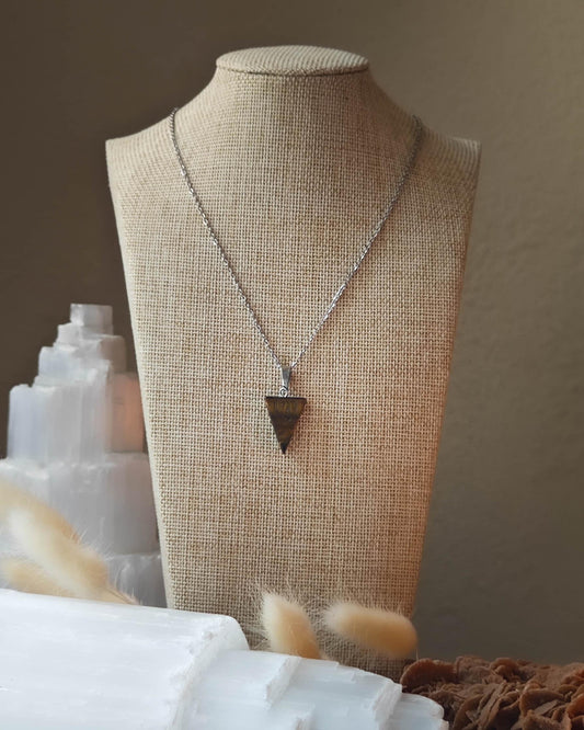 Pendentif OEil de Tigre triangle sur roche plate avec pierres et épis blancs