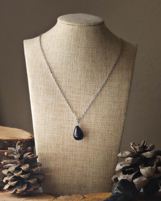 Pendentif Tourmaline goutte sur rondelle de bois avec pomme de pin et pierre polie