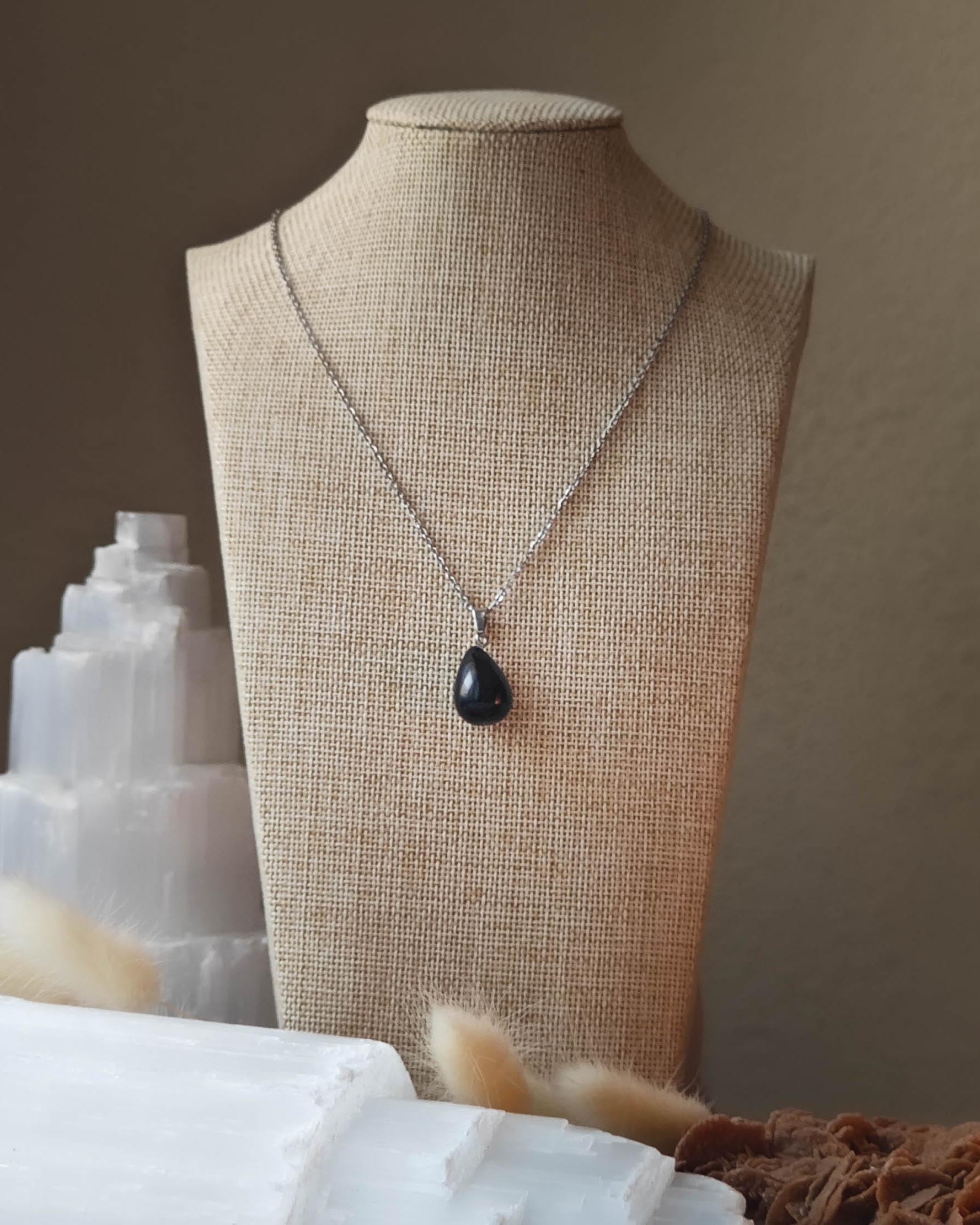 Pendentif Tourmaline goutte sur roche plate avec pierres et épis blancs