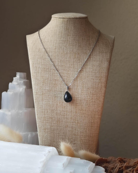 Pendentif Tourmaline goutte sur roche plate avec pierres et épis blancs