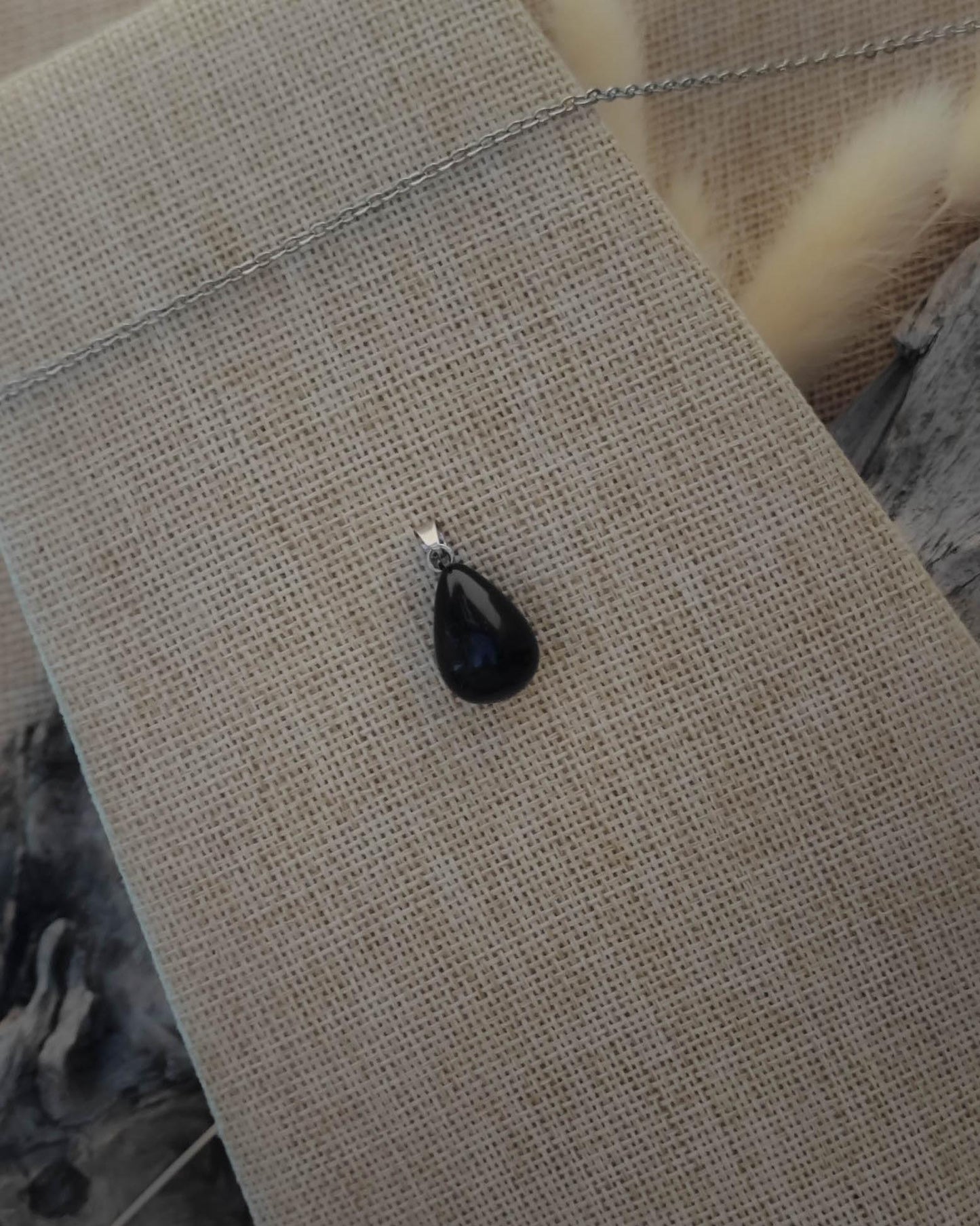 Vue de dessus du pendentif Tourmaline goutte avec attache en acier inoxydable