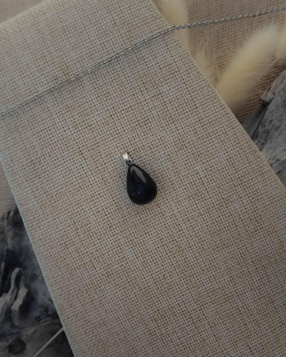 Vue de dessus du pendentif Tourmaline goutte avec attache en acier inoxydable