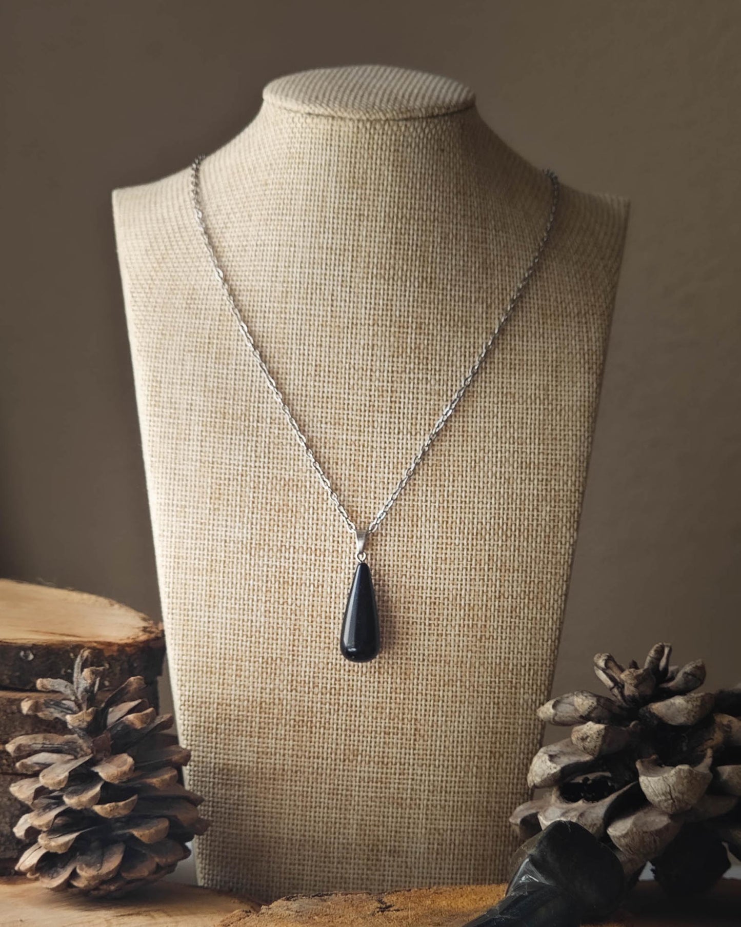 Pendentif Tourmaline goutte sur rondelle de bois avec pomme de pin et pierre polie