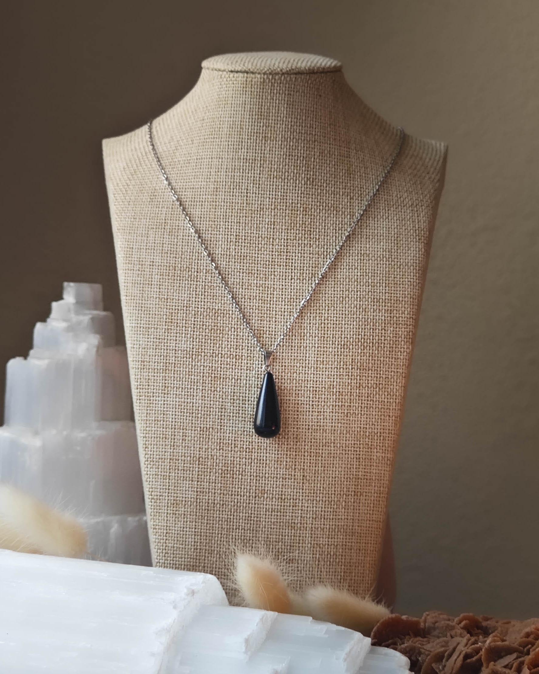 Pendentif Tourmaline goutte sur roche plate avec pierres et épis blancs