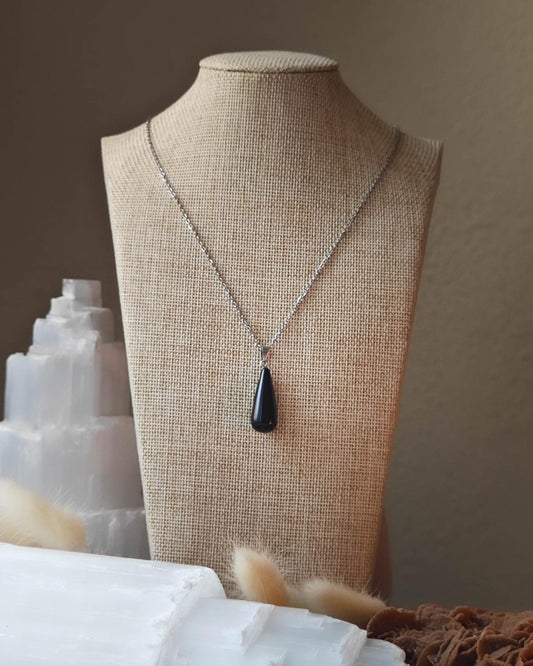 Pendentif Tourmaline goutte sur roche plate avec pierres et épis blancs