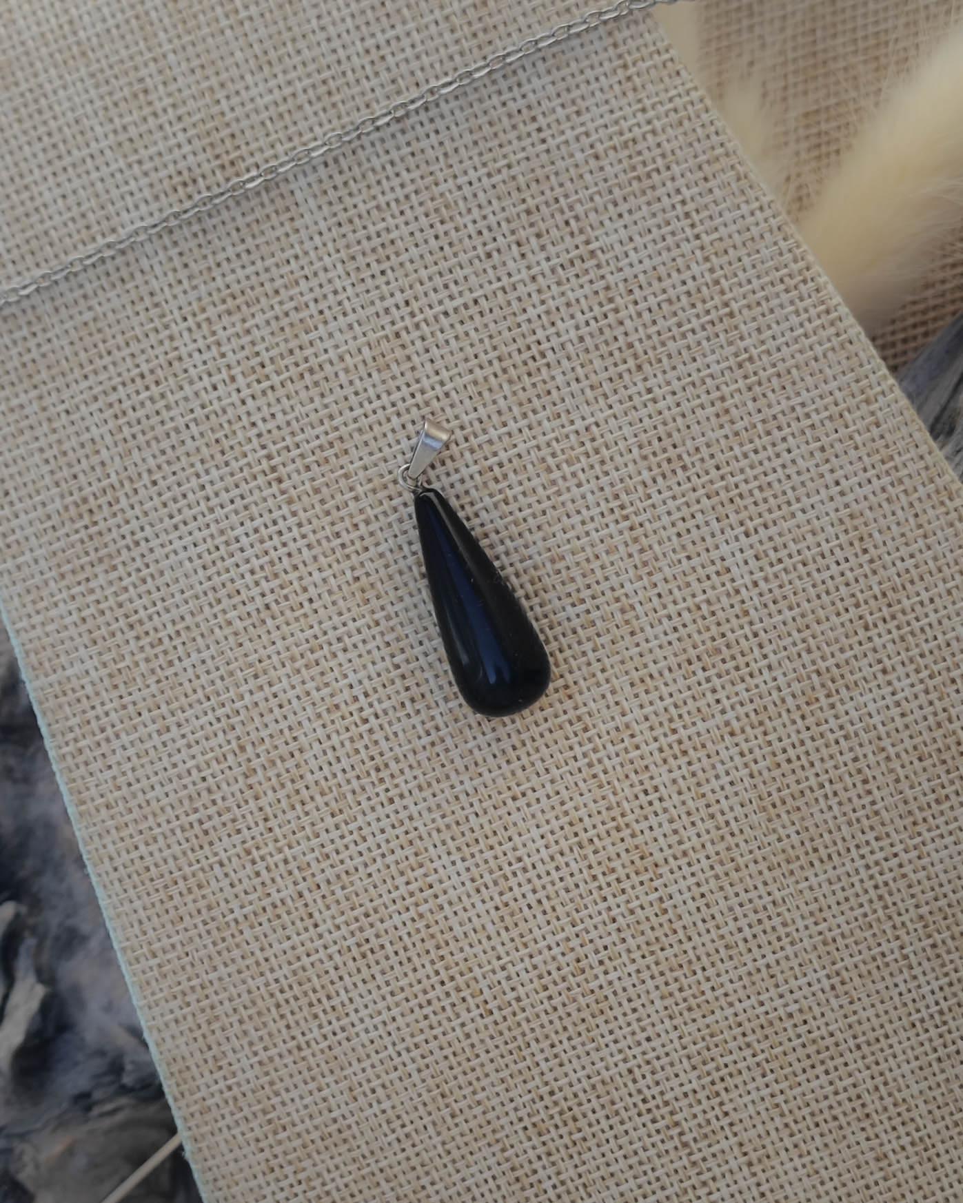 Vue de dessus du pendentif Tourmaline goutte avec attache en acier inoxydable